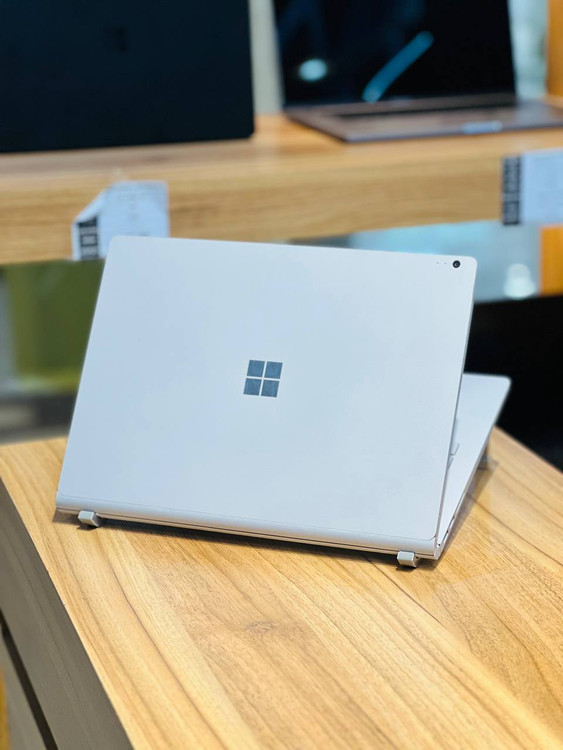 پشت لپتاپ Microsoft Surface Book 2 با بدنه فلزی مقاوم و لوگوی براق مایکروسافت، طراحی شیک و مینیمال