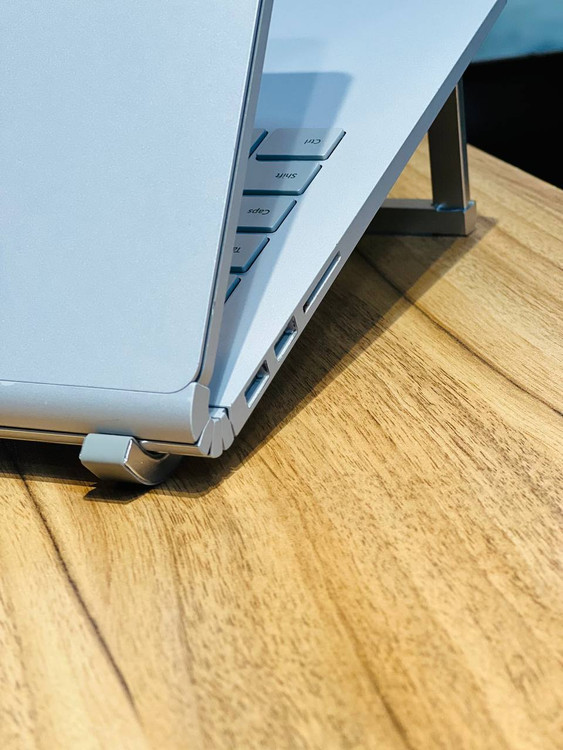 پورتهای سمت چپ Microsoft Surface Book 2 شامل USB 3.1، کارتخوان SD و جک 3.5mm هدفون