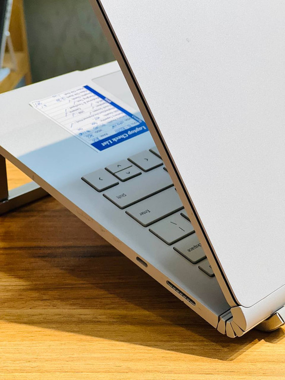 پورتهای سمت راست Microsoft Surface Book 2 شامل درگاه شارژ Surface Connect و USB-C