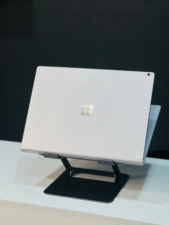 بدنه فلزی مقاوم و مدرن لپتاپ Microsoft Surface Book 2 با لوگوی براق مایکروسافت در پشت دستگاه