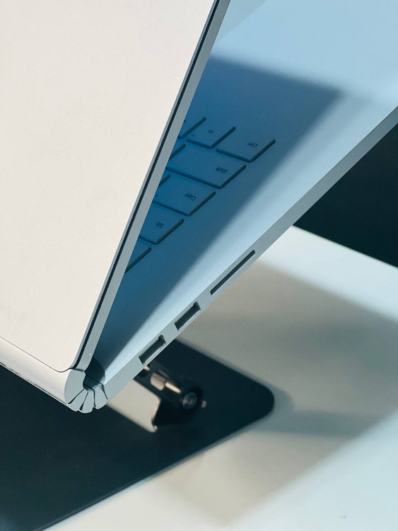 پورتهای سمت چپ Microsoft Surface Book 2 شامل USB 3.1، کارتخوان SD و جک 3.5mm هدفون