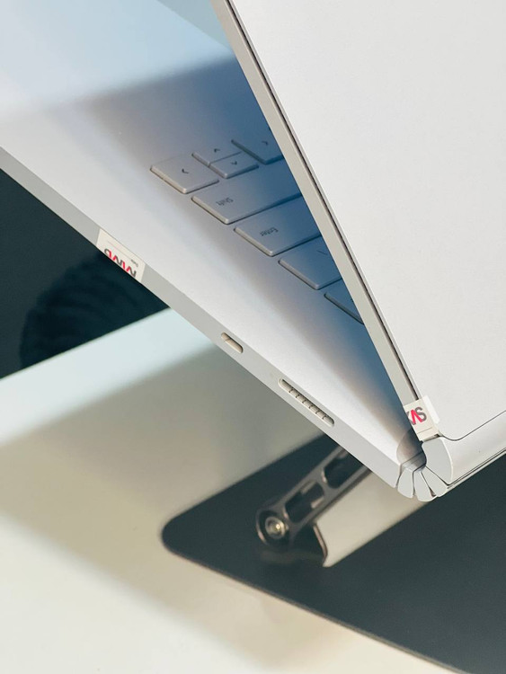 پورتهای سمت راست Microsoft Surface Book 2 شامل درگاه شارژ Surface Connect و USB-C