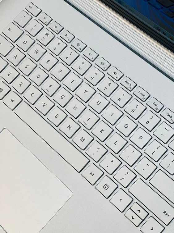 کیبورد جزیرهای با نور پسزمینه لپتاپ Microsoft Surface Book 2، ایدهآل برای تایپ سریع و راحت در محیطهای کمنور