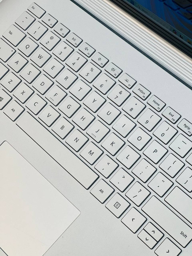کیبورد جزیرهای با نور پسزمینه لپتاپ Microsoft Surface Book 2، ایدهآل برای تایپ سریع و راحت در محیطهای کمنور