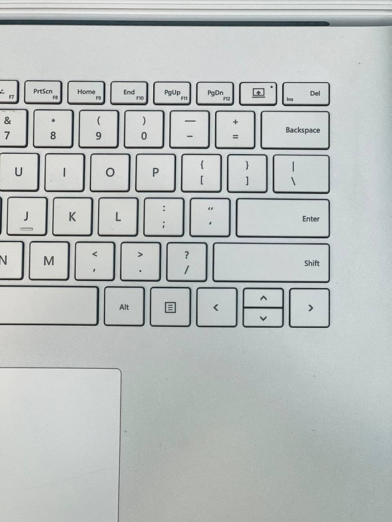 کیبورد جزیرهای با نور پسزمینه لپتاپ Microsoft Surface Book 2، ایدهآل برای تایپ سریع و راحت در محیطهای کمنور