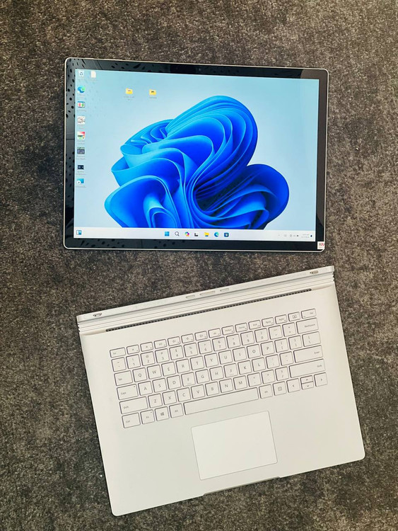 لپتاپ Microsoft Surface Book 2 در حالت تبلت، مناسب برای طراحی دیجیتال، ویرایش عکس و ویدئو، و یادداشتبرداری با قلم Surface Pen