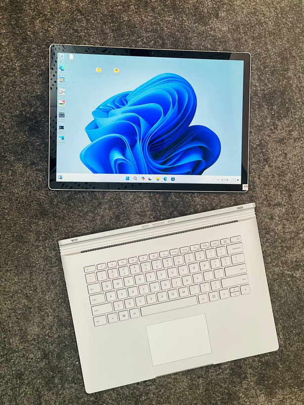 لپتاپ Microsoft Surface Book 2 در حالت تبلت، مناسب برای طراحی دیجیتال، ویرایش عکس و ویدئو، و یادداشتبرداری با قلم Surface Pen
