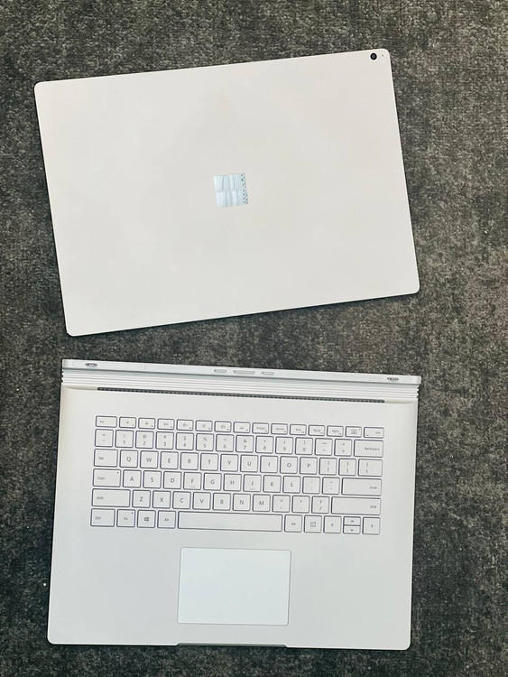 لپتاپ Microsoft Surface Book 2 در حالت تبلت، مناسب برای طراحی دیجیتال، ویرایش عکس و ویدئو، و یادداشتبرداری با قلم Surface Pen