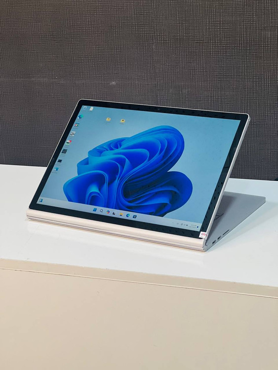 نمایشگر لمسی 15.6 اینچی 4K لپتاپ Microsoft Surface Book 2 با دقت رنگ بالا و کیفیت فوقالعاده برای طراحان گرافیک و تدوینگران ویدئو
