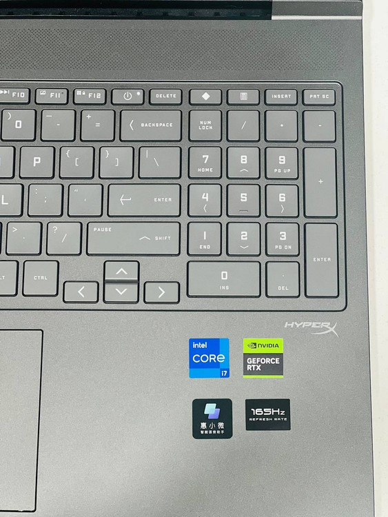 کیبورد جزیرهای با نور پسزمینه سفید لپتاپ HP Victus 16، مناسب برای تایپ سریع و بازی در محیطهای کمنور