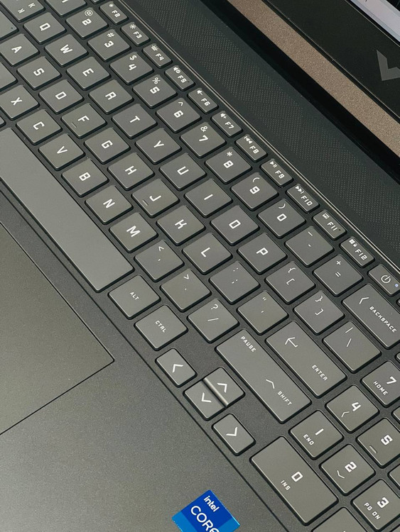 کیبورد جزیرهای با نور پسزمینه سفید لپتاپ HP Victus 16، مناسب برای تایپ سریع و بازی در محیطهای کمنور