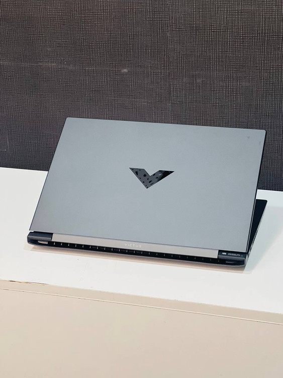 پشت لپتاپ HP Victus 16 با بدنه مستحکم، طراحی شیک و لوگوی Victus در مرکز، مناسب برای گیمرها و کاربران حرفهای