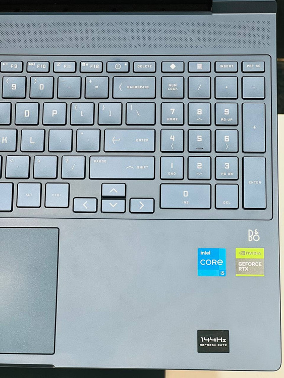 کیبورد جزیرهای با نور پسزمینه سفید لپتاپ HP Victus 15، مناسب برای تایپ سریع و بازی در محیطهای کمنور