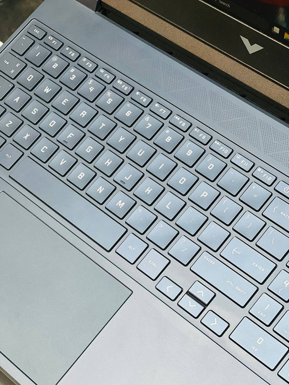 کیبورد جزیرهای با نور پسزمینه سفید لپتاپ HP Victus 15، مناسب برای تایپ سریع و بازی در محیطهای کمنور