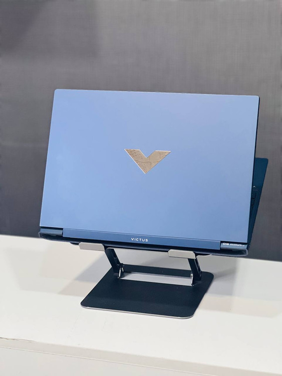 بدنه مستحکم و طراحی جذاب لپتاپ گیمینگ HP Victus 15 با لوگوی Victus در مرکز، ایدهآل برای گیمرها و طراحان حرفهای