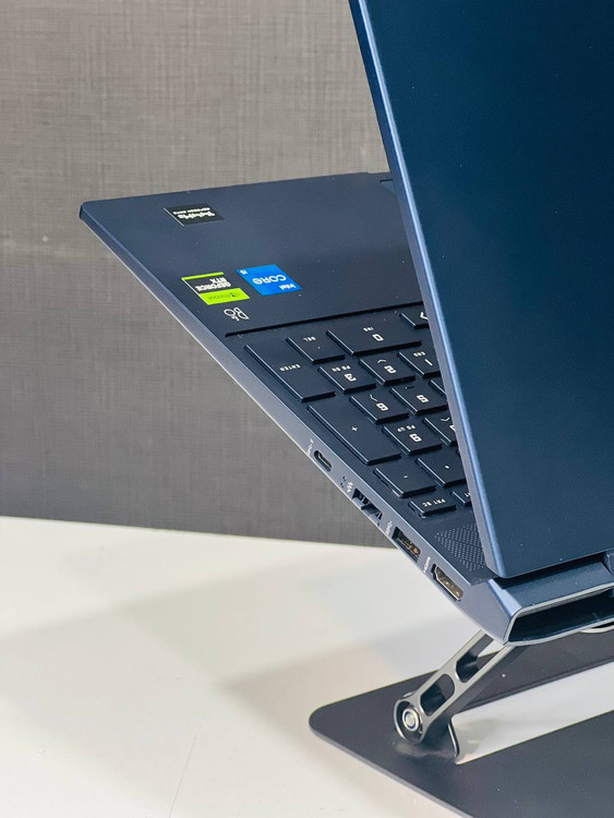 پورتهای سمت راست HP Victus 15 شامل USB 3.2 و درگاه کارتخوان SD