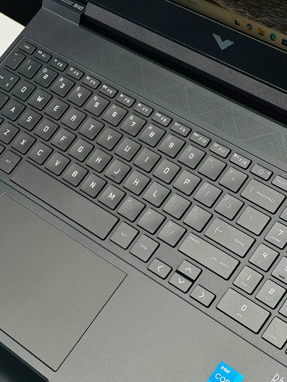 پورتهای سمت راست HP Victus 15 شامل USB 3.2 و درگاه کارتخوان SD