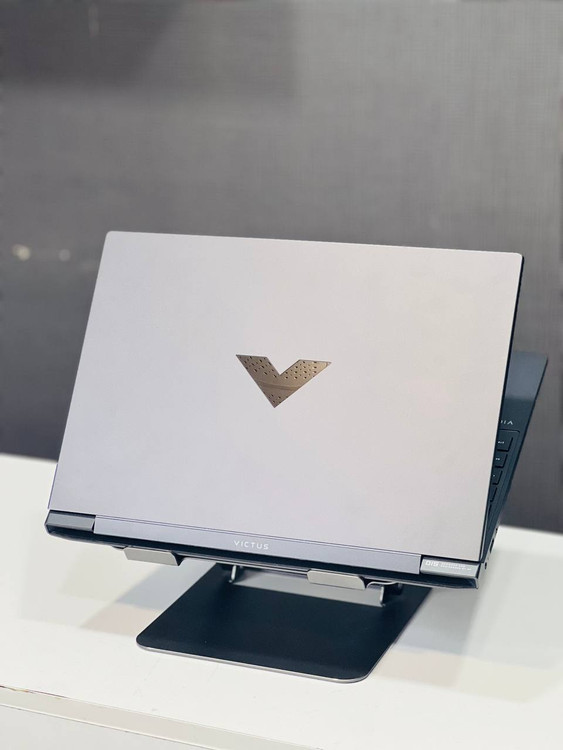 بدنه مستحکم و طراحی جذاب لپتاپ گیمینگ HP Victus 15 با لوگوی Victus در مرکز، ایدهآل برای گیمرها و طراحان حرفهای