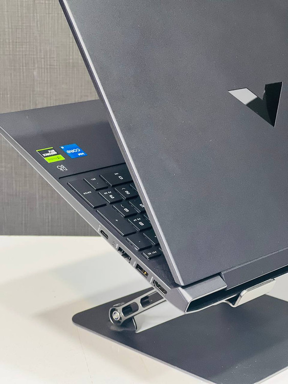 پورتهای سمت راست HP Victus 15 شامل USB 3.2 و درگاه کارتخوان SD