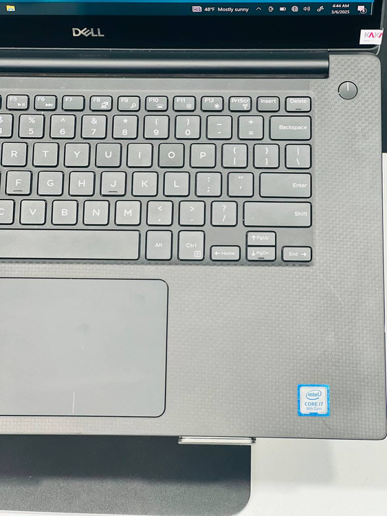 کیبورد جزیرهای با نور پسزمینه و طراحی ارگونومیک لپتاپ Dell Precision 5540، ایدهآل برای تایپ طولانی و کارهای حرفهای