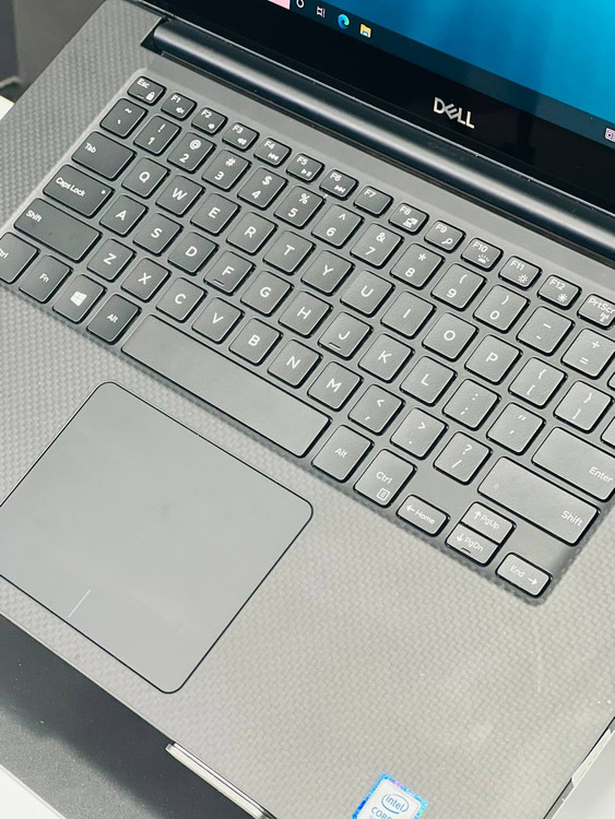 کیبورد جزیرهای با نور پسزمینه و طراحی ارگونومیک لپتاپ Dell Precision 5540، ایدهآل برای تایپ طولانی و کارهای حرفهای