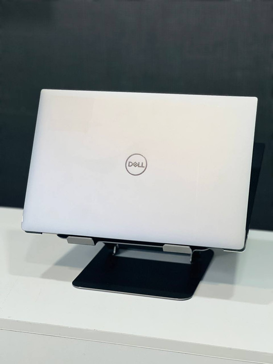 بدنه مقاوم و شیک لپتاپ Dell Precision 5540 با لوگوی Dell در مرکز، ایدهآل برای محیطهای کاری و تجاری