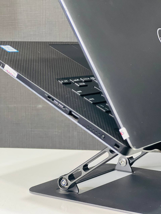 پورتهای سمت راست Dell Precision 5540 شامل USB 3.1 و کارتخوان SD