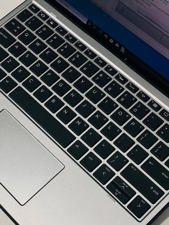 کیبورد جزیرهای با نور پسزمینه سفید لپتاپ HP Elite X2 1013 G4، ایدهآل برای تایپ سریع و راحت