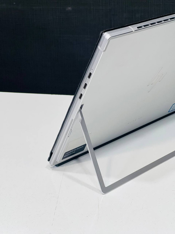 پورتهای سمت راست HP Elite X2 1013 G4 شامل USB 3.1 و کارتخوان SD