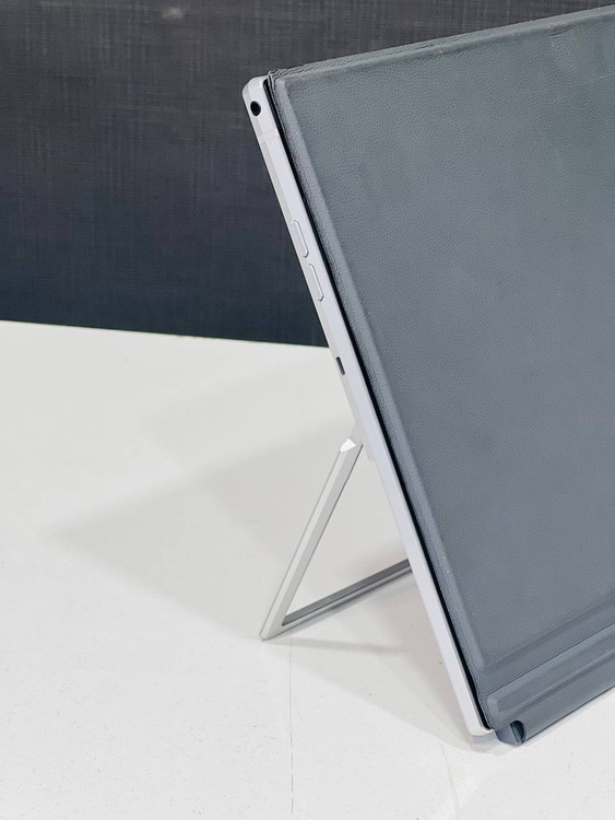 پورتهای سمت چپ HP Elite X2 1013 G4 شامل USB-C، USB 3.1، HDMI، درگاه LAN و جک 3.5mm هدفون/میکروفون