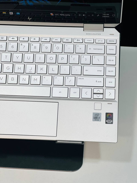 کیبورد جزیرهای با نور پسزمینه سفید لپتاپ HP Spectre 13، ایدهآل برای تایپ سریع و راحت