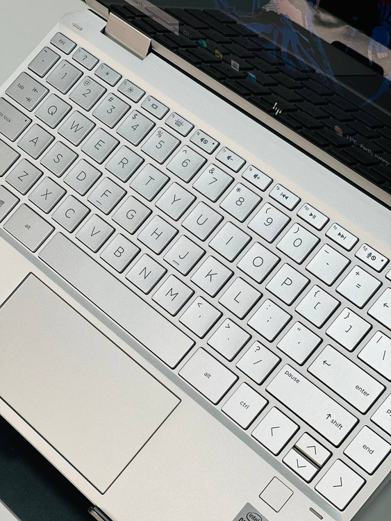 کیبورد جزیرهای با نور پسزمینه سفید لپتاپ HP Spectre 13، ایدهآل برای تایپ سریع و راحت