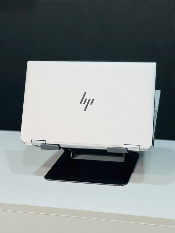 بدنه باریک و مقاوم لپتاپ HP Spectre 13 با لوگوی Spectre در مرکز، مناسب برای استفاده در جلسات و محیطهای تجاری