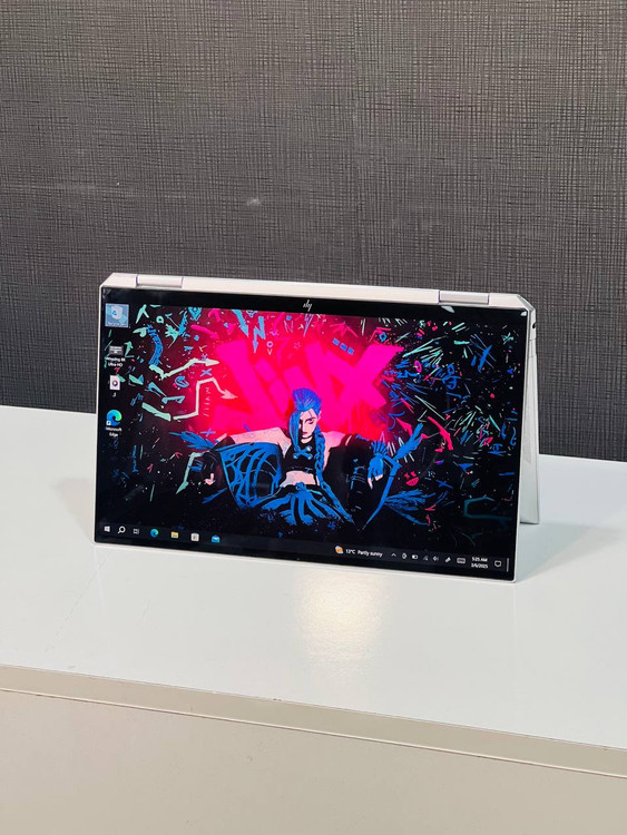 صفحهنمایش 13.5 اینچی FHD با نرخ تازهسازی سریع و کیفیت بالای رنگها در HP Spectre 13، مناسب برای کارهای گرافیکی و تماشای فیلمهای با کیفیت