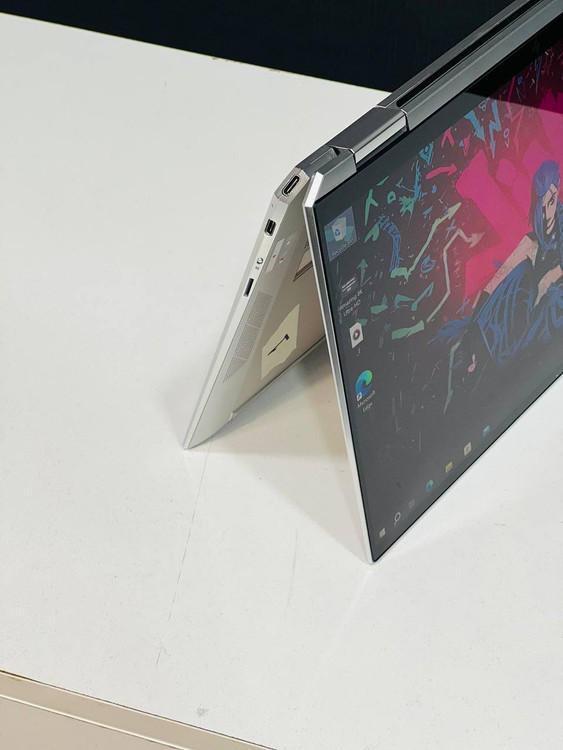 پورتهای سمت راست لپتاپ HP Spectre 13 شامل USB-C و کارتخوان SD