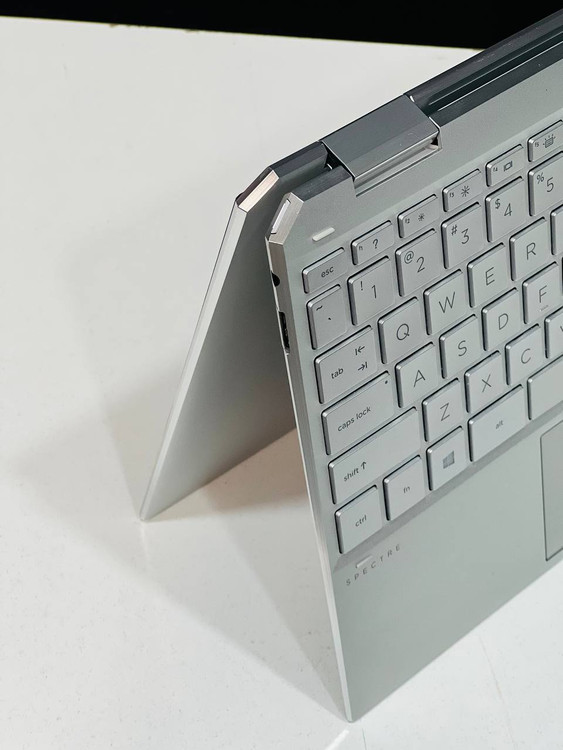 پورتهای سمت چپ لپتاپ HP Spectre 13 شامل USB-C، USB 3.1، HDMI و جک 3.5mm هدفون/میکروفون