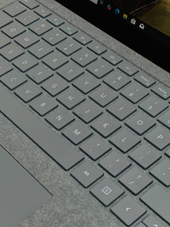 کیبورد جزیرهای با نور پسزمینه سفید لپتاپ Microsoft Surface Laptop 2، مناسب برای تایپ سریع و راحت