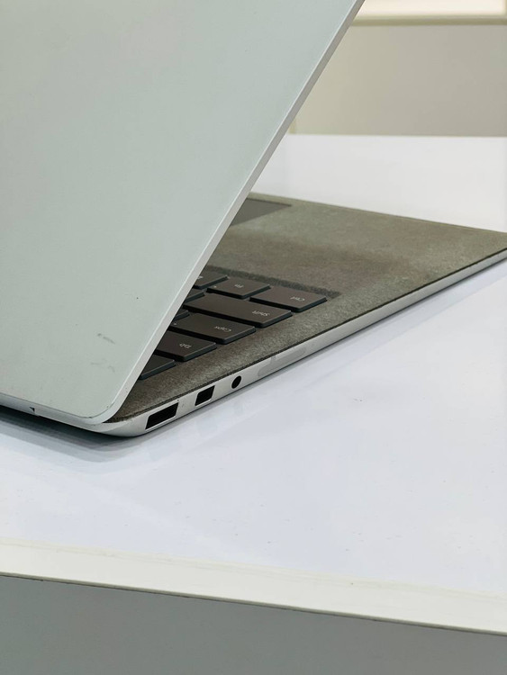 پورتهای سمت چپ لپتاپ Microsoft Surface Laptop 2 شامل USB-C، USB 3.1 و جک 3.5mm هدفون/میکروفون