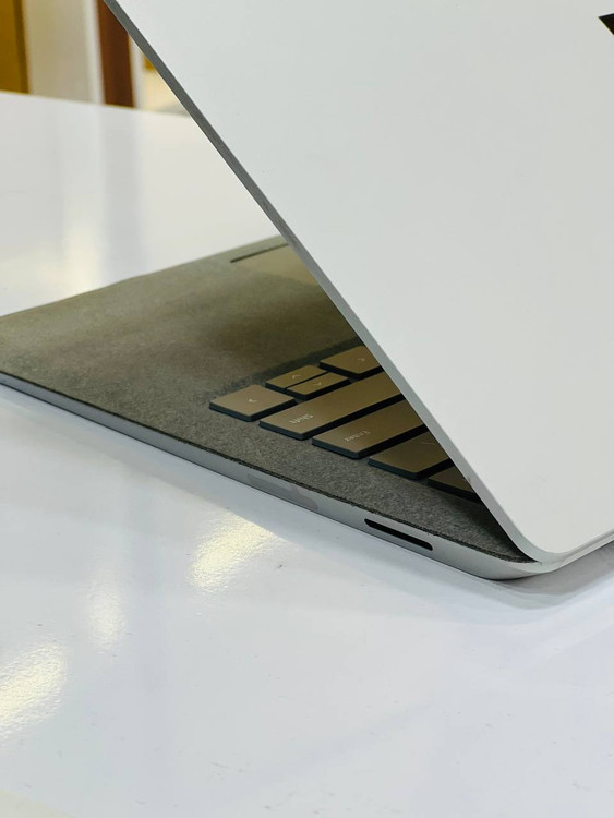 پورتهای سمت راست لپتاپ Microsoft Surface Laptop 2 شامل USB 3.1 و کارتخوان SD