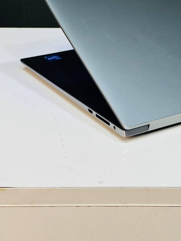 DELL PRECISION 5560 Left Ports - USB-C, HDMI, SD Card Slot