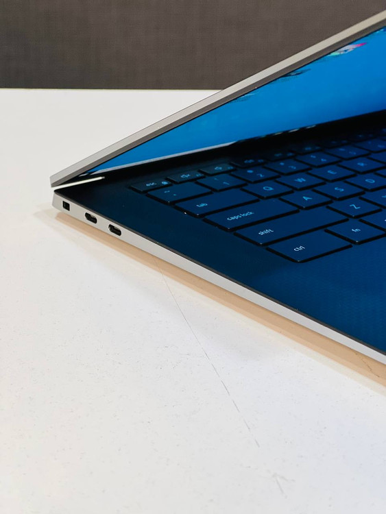 DELL PRECISION 5560 Right Ports - USB-A, Audio Jack, Power Port