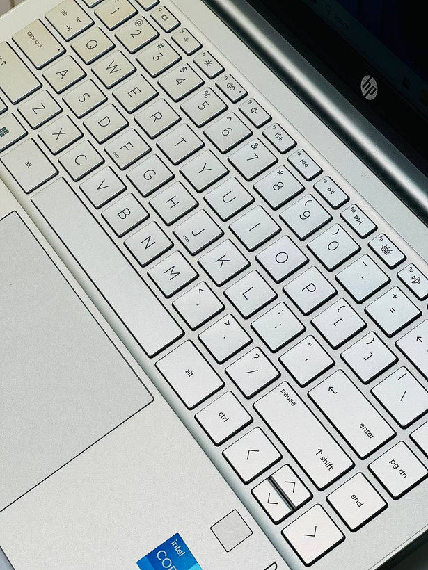 کیبورد جزیرهای با نور پسزمینه و تاچپد بزرگ لپ تاپ HP Pavilion 14، مناسب برای تایپ راحت و سریع