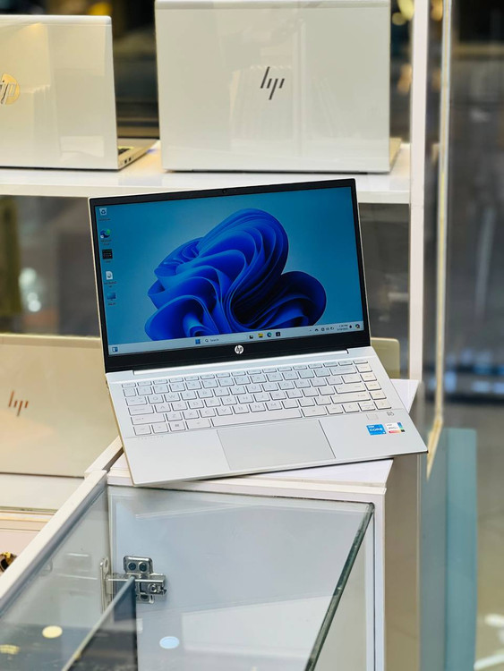 لپ تاپ HP Pavilion 14 در نمای جلو با درب بسته، نمایشگر 14.1 اینچی و طراحی شیک برند HP