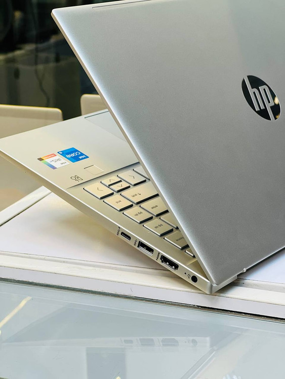 لپ تاپ HP Pavilion 14 – نمای نزدیک از پورتهای سمت راست شامل یک درگاه USB-A، پورت HDMI، و جک هدفون 3.5 میلیمتری