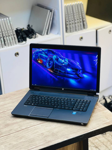 لپ تاپ ورک استیشن HP ZBook 17 G1 در نمای جلو با طراحی حرفهای و نمایشگر 17.1 اینچی Full HD