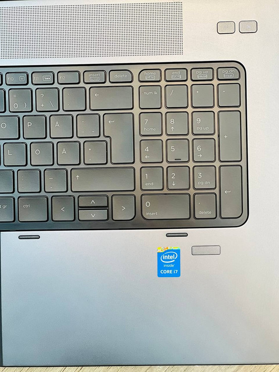 صفحهکلید کامل لپ تاپ HP ZBook 17 G1 با کلیدهای عددی و طراحی ارگونومیک برای تایپ راحت