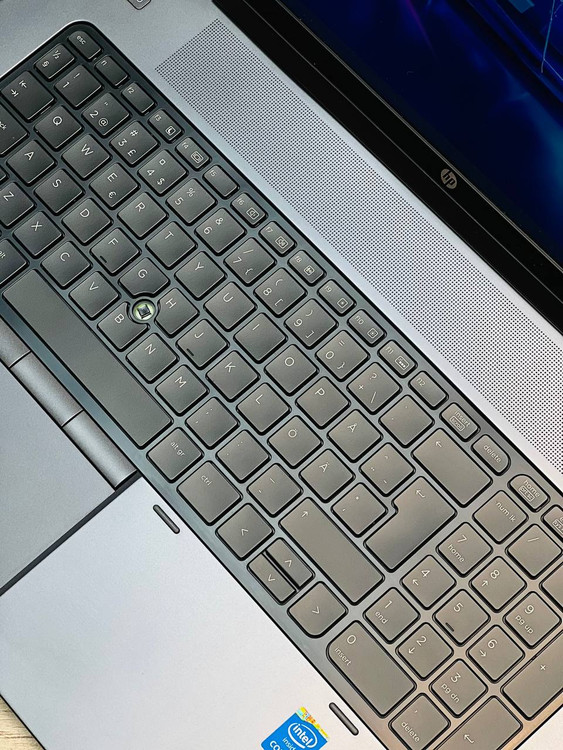 صفحهکلید کامل لپ تاپ HP ZBook 17 G1 با کلیدهای عددی و طراحی ارگونومیک برای تایپ راحت