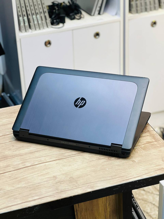 قسمت پشتی لپ تاپ HP ZBook 17 G1 با طراحی مقاوم و مناسب برای کارهای مهندسی و صنعتی