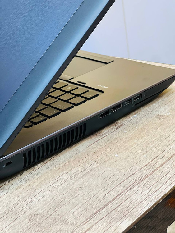 لپ تاپ HP ZBook 17 G1 – نمای نزدیک از پورتهای سمت چپ شامل USB، کارتخوان و ورودی برق