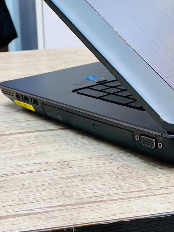 لپ تاپ HP ZBook 17 G1 – نمای نزدیک از پورتهای سمت راست شامل USB، DisplayPort و جک هدفون 3.5 میلیمتری